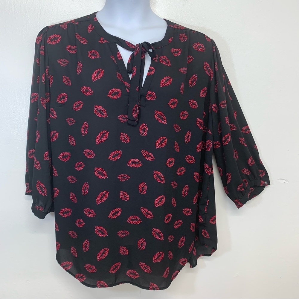 Torrid Blouse Top Woman 3X Novelty Black Red Lip all Over Print V Neck Boho